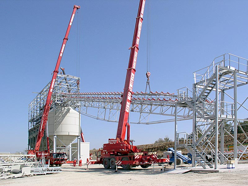 Große Siloanlage mit Stahlrahmen